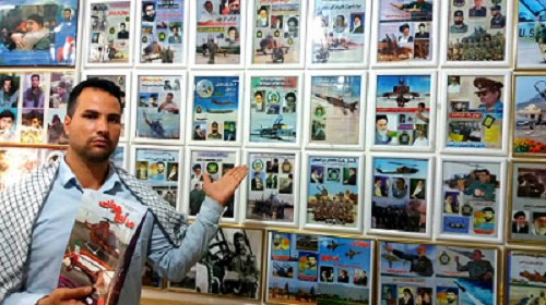نمایشگاه 20 متری از عکس شهدا در مغازه جوان ملایری