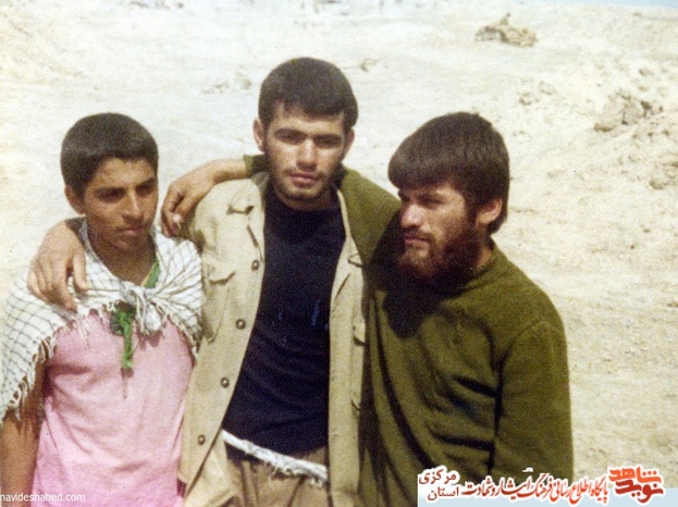 از چپ: حسین شکیبا - شهید مصطفی میرزایی - مهرداد اورنگ