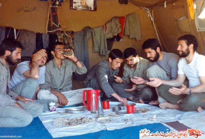 رزمندگان استان مرکزی در حال صرف نهار