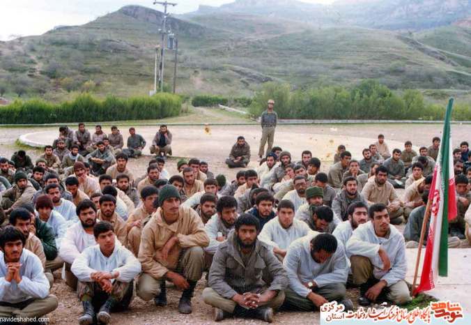 رزمندگان استان مرکزی توجیح قبل از عملیات. شهید محمود مرادی در تصویر شناسایی شد