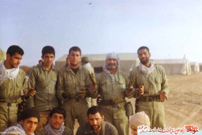 شهیدان تصویر : نفر دوم از چپ: شهید اصغر رجایی - نفر نشسته اول از چپ: شهید سید اعلا الدین اجاقی