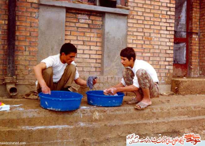 مهاباد مقر لشکر 17 علی ابن ابیطالب رزمندگان در حال شستن لباس های خود