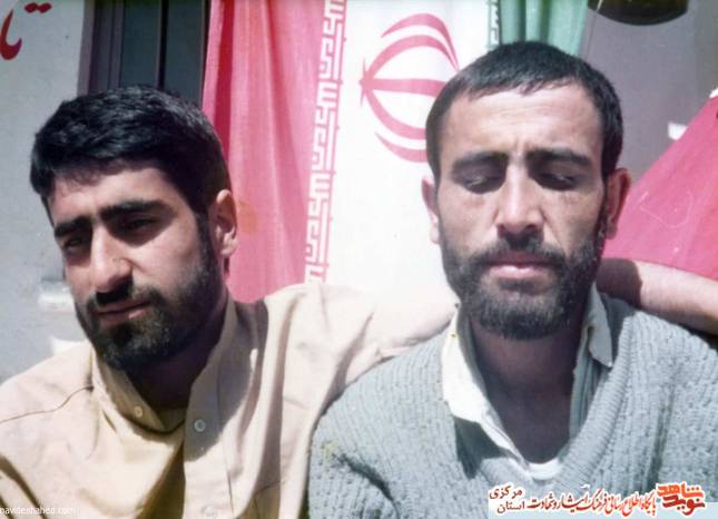 نفر سمت چپ: شهید اکبر محمدی
