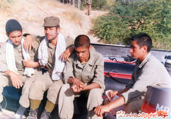 نفر سمت راست : اصغر احمدی