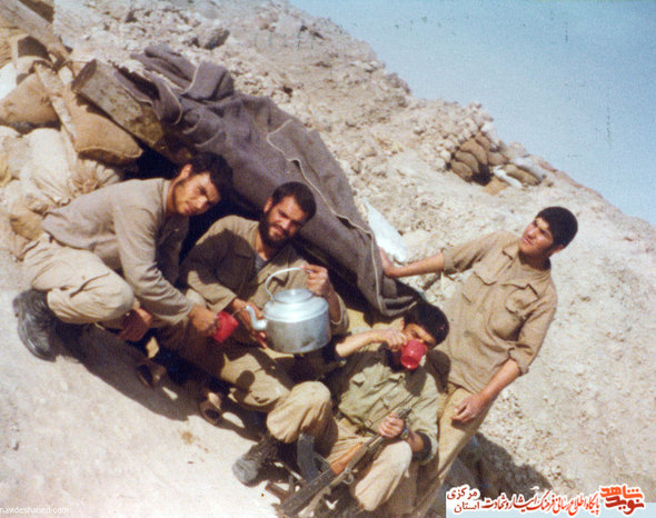 از چپ: ایستاده: قدرت الله ملک حسینی - نشسته: شهید عباس صالحی - غلامرضا آقایی