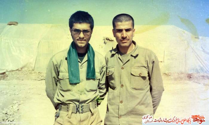 نفر سمت راست:شهید محمدحسین بیگلری