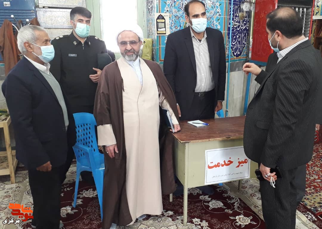میز خدمت بنیاد شهید و امور ایثارگران فراهان در مسجد جامع شهر فرمهین برپا شد