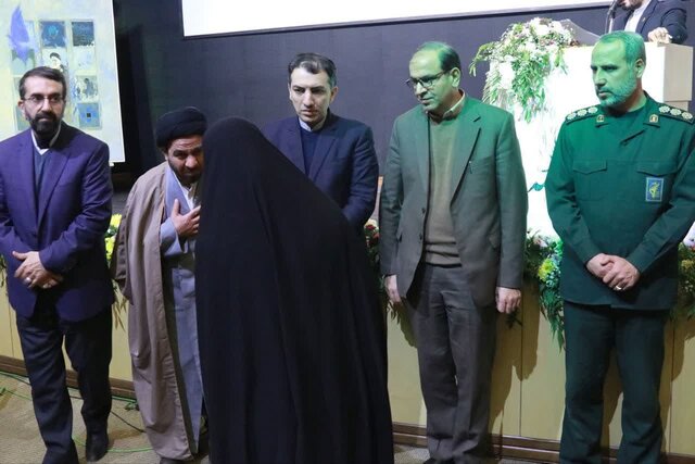 گرامیداشت خانواده شهدا در هفته فرهنگی خمین