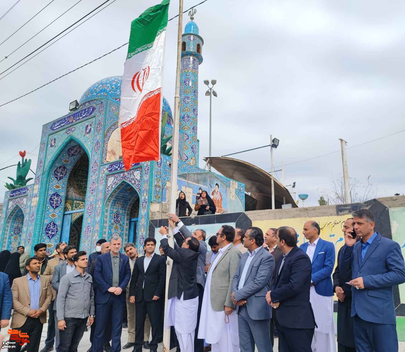 تعویض پرچم های مزار شهدای استان سیستان و بلوچستان در آستانه دهه فجر