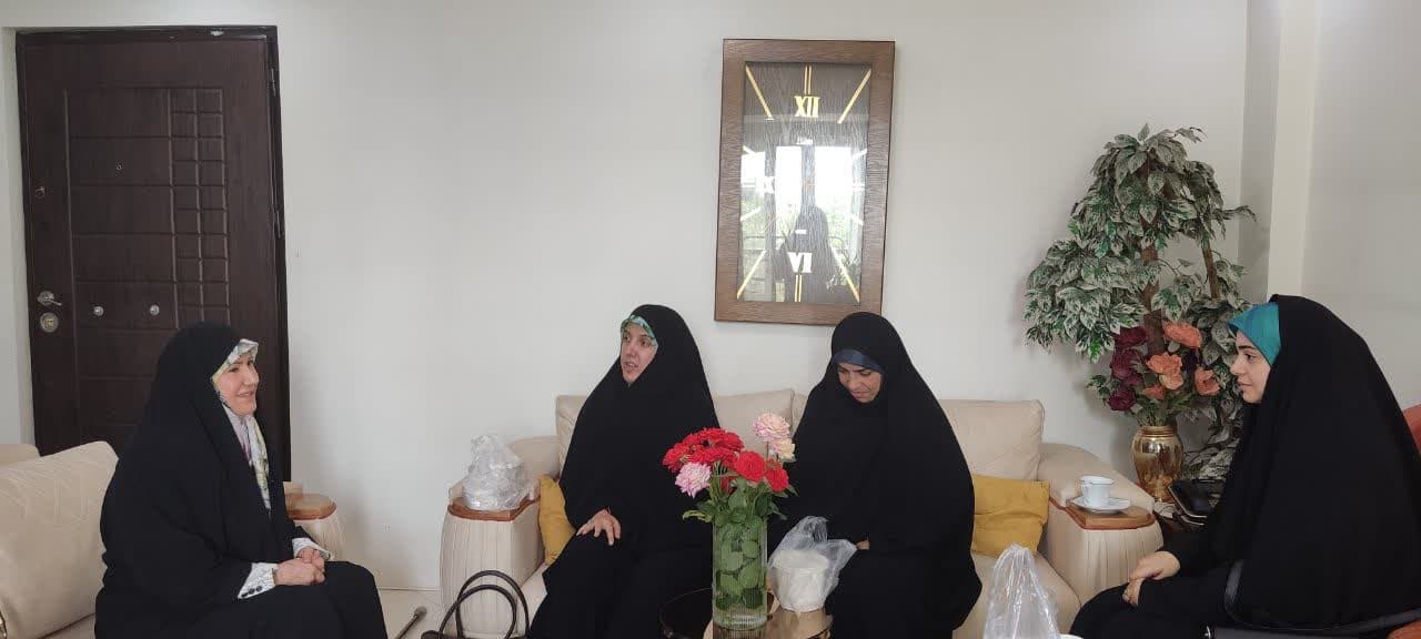 بسیج خواهران امام هادی (ع) کرج با بانوی امادگر دوران دفاع مقدس دیدار کردند