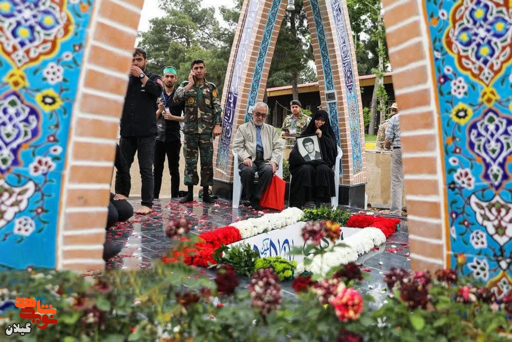 حضور پدر و مادر شهید گیلانی در تشیع پیکر شهید گمنام در تهران