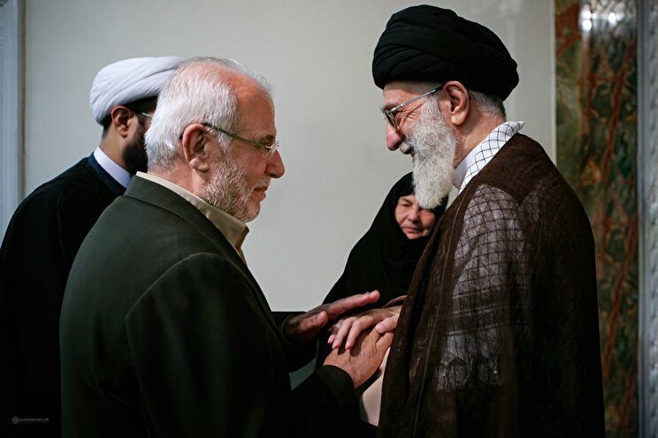 تصاویری از پدر و مادر دبیرکل شهید حزب‌الله در کنار رهبر انقلاب