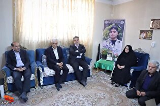 تجلیل استاندار مرکزی از خانواده شهید «سیف‌الله...