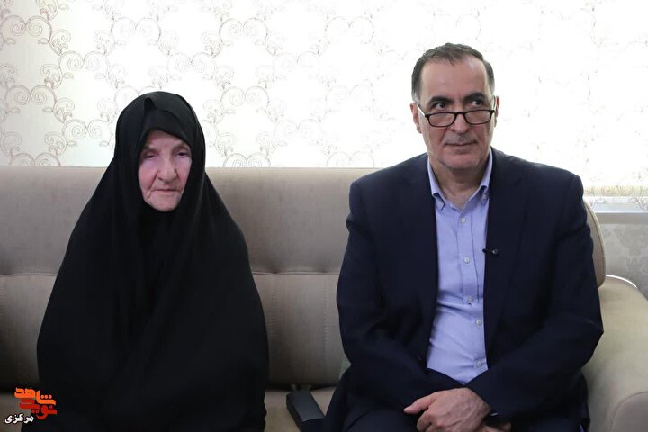 گزارش تصویری | دیدار معاون رئیس‌جمهور با مادر شهیدان محمد و رضا پاکپور در اراک