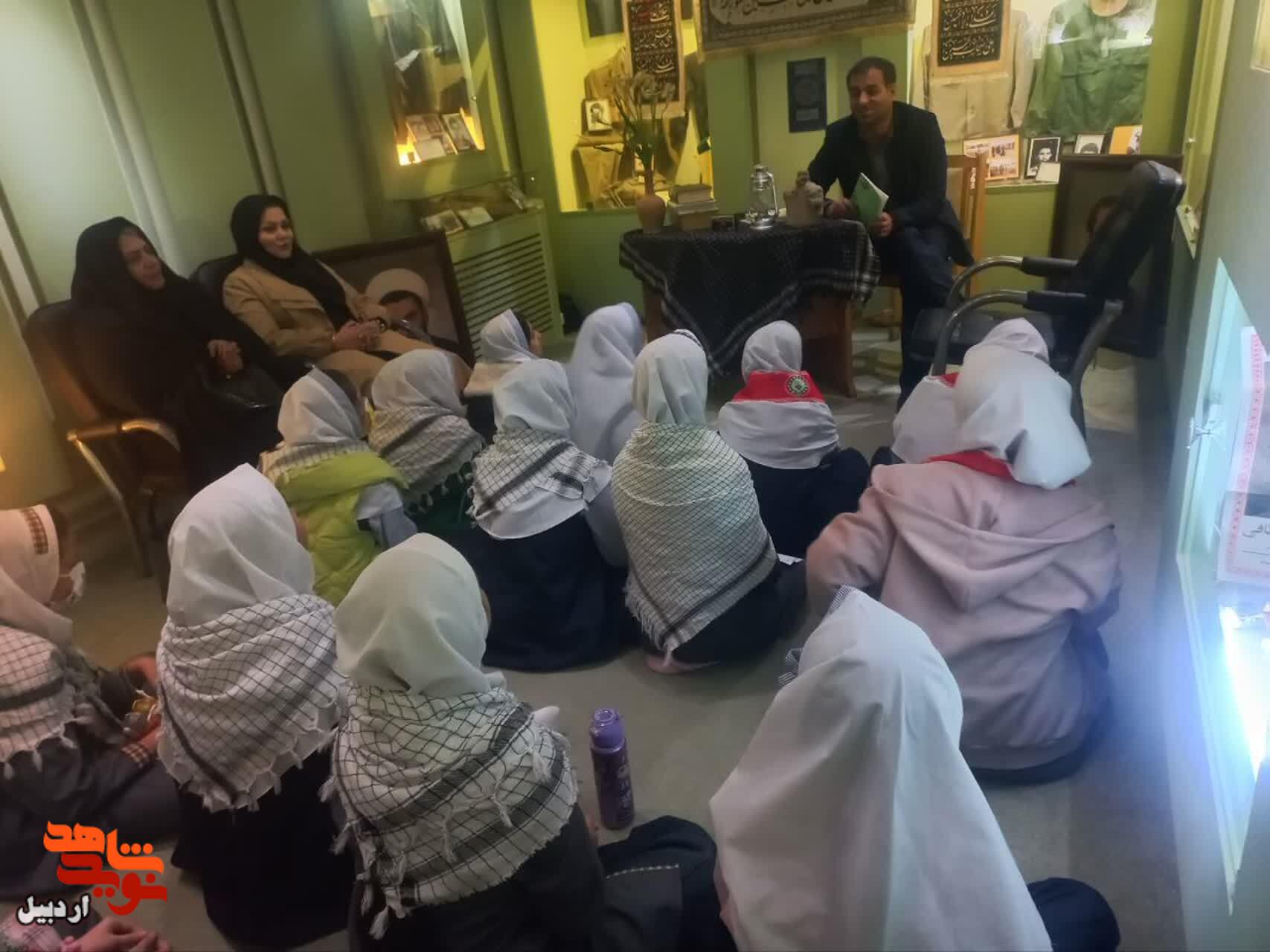 بازدید دانشآموزان دبستان دخترانه شهید پاسبانی از موزه شهدای اردبیل بازدید دانشآموزان دبستان دخترانه شهید پاسبانی از موزه شهدای اردبیل