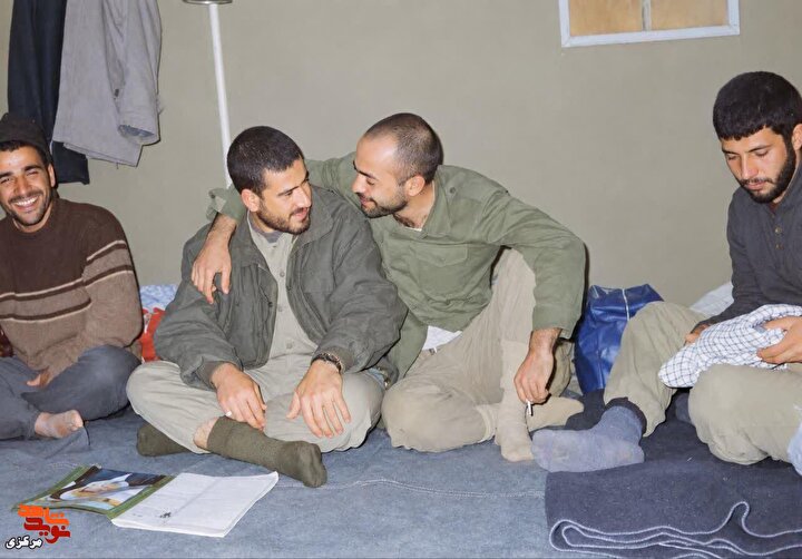قابی از رفاقت رزمندگان اراکی در چادر عملیاتی لشکر علی‌بن‌ابی‌طالب(ع)
