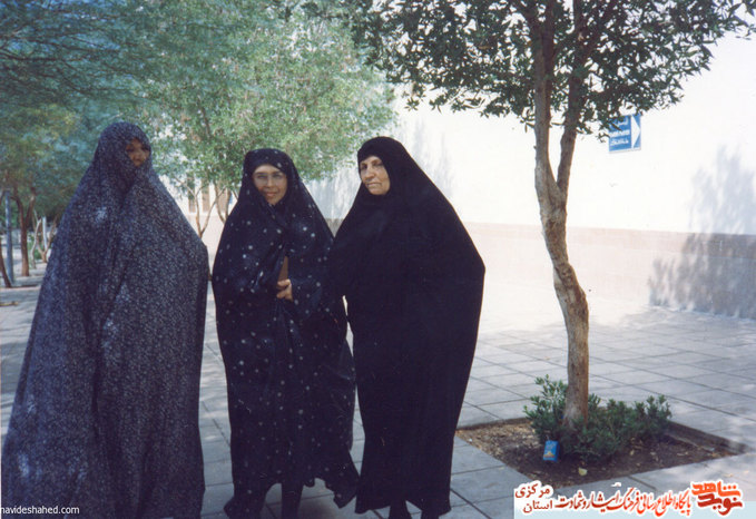 نفر سمت راست : مادر شهیدان حبیب الله و محمد صفری