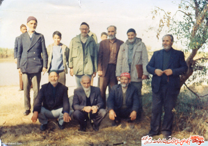 دارخونین خوزستان 1364 پدر شهیدان در بازدید از مناطق جنگی
