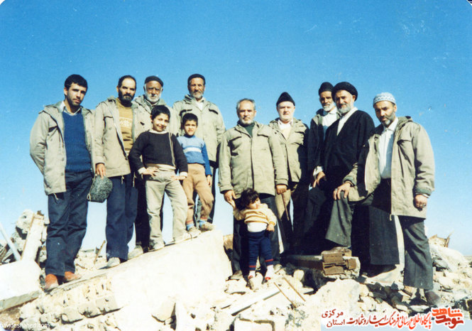 عکس یادگاری پدران شهدا در بازدید از مناطق جنگی خوزستان