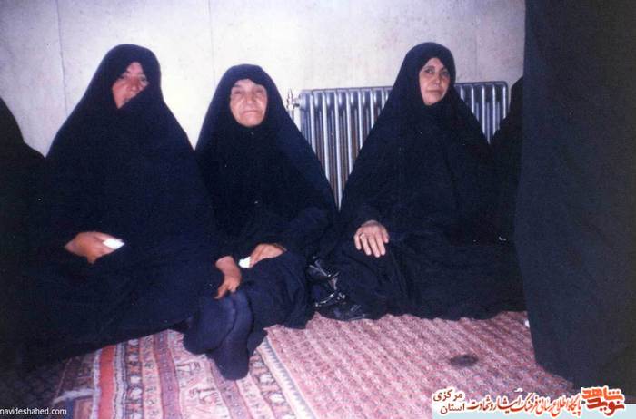 از چپ: مادر شهید علیرضا ملکی -مادر شهیدان... - مرحوم طیبه کریمی