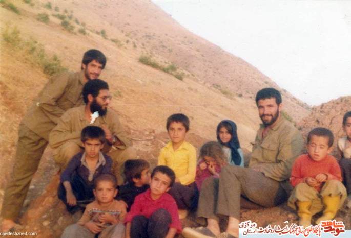 عکس یادگاری شهید حبیب اله صفری با کودکان روستاهای کردستان 1361