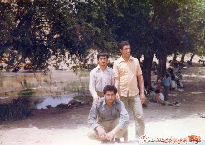 از چپ: ایستاده: محمد بهرامی - تقی اسحاقی - نشسته : شهید مجتبی پژمان
