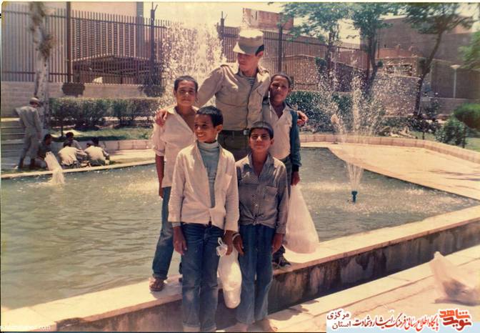 مصطفی شهید به همراه کودکان دست فروش اهواز - 1365