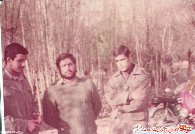 سمت راست: شهید احمد کمالی مقدم