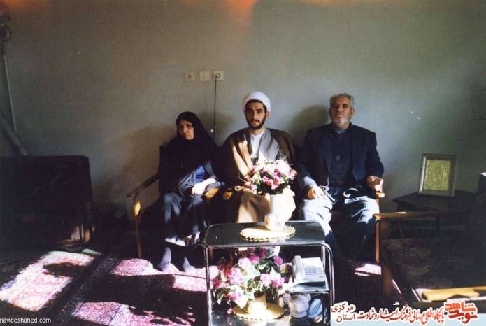 از چپ : مادر شهیدان محمد و حبیب اله صفری - شیخ مهرداد بابا یوسفی - پدر شهیدان محمد و حبیب اله صفری