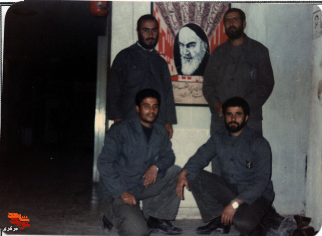 ازچپ : ایستاده : سردار جواد صالحی - شهید رحیم آنجفی - نشسته : شهید محمد هدایتی - شهید حبیب اله صفری