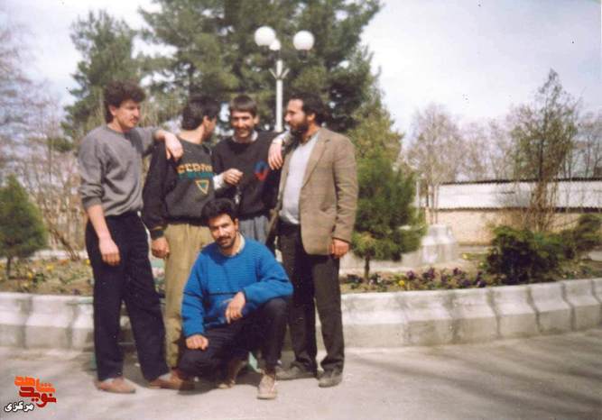 مشهد - نفر سمت چپ آزاده جواد محمدی