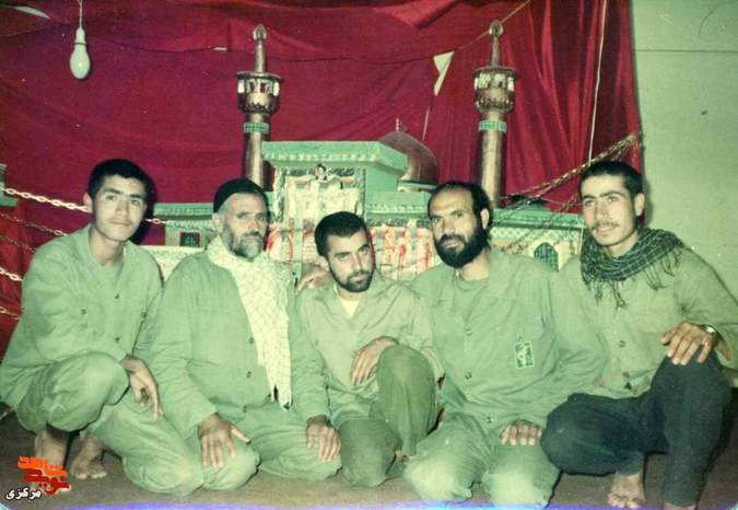 نفر دوم از راست : سردار شهید رحیم آنجفی