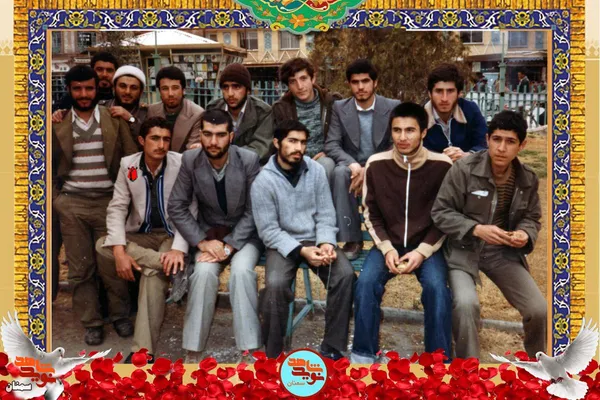 ردیف نشسته نفر اول از چپ شهید حسین جدیدی
